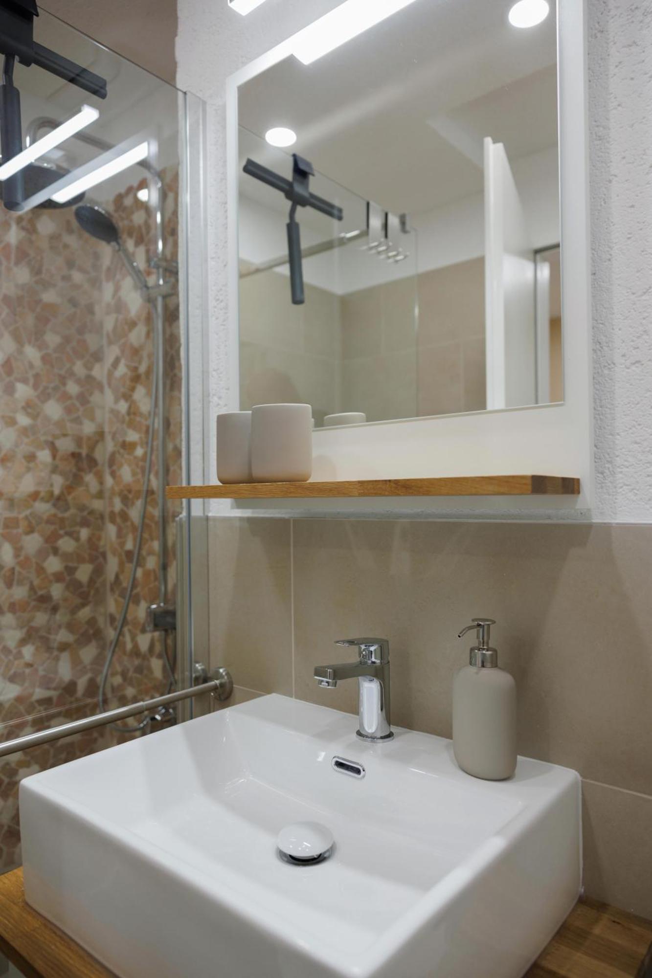 Schoene Mit Terrasse Naehe Airport Apartment *
